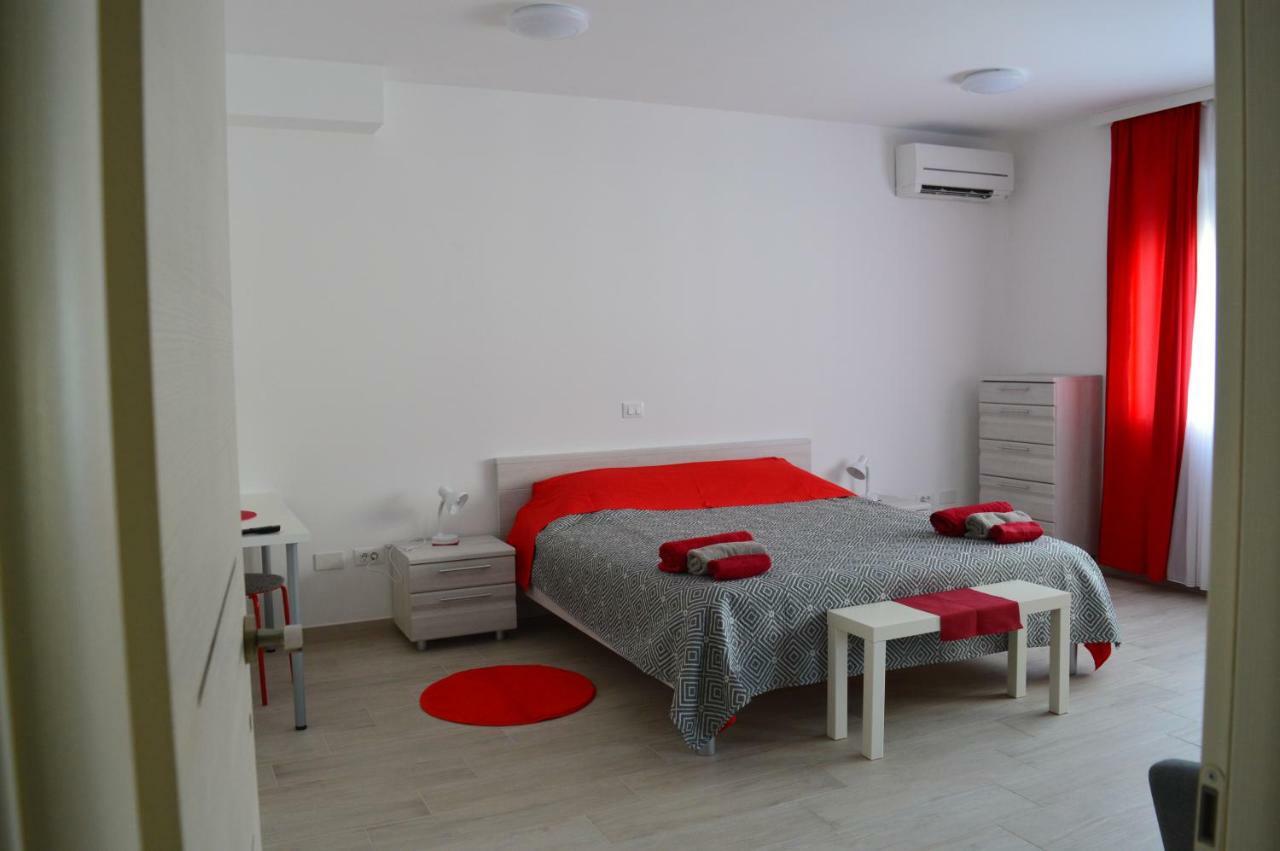 Margherita'S Room Ровінь Екстер'єр фото